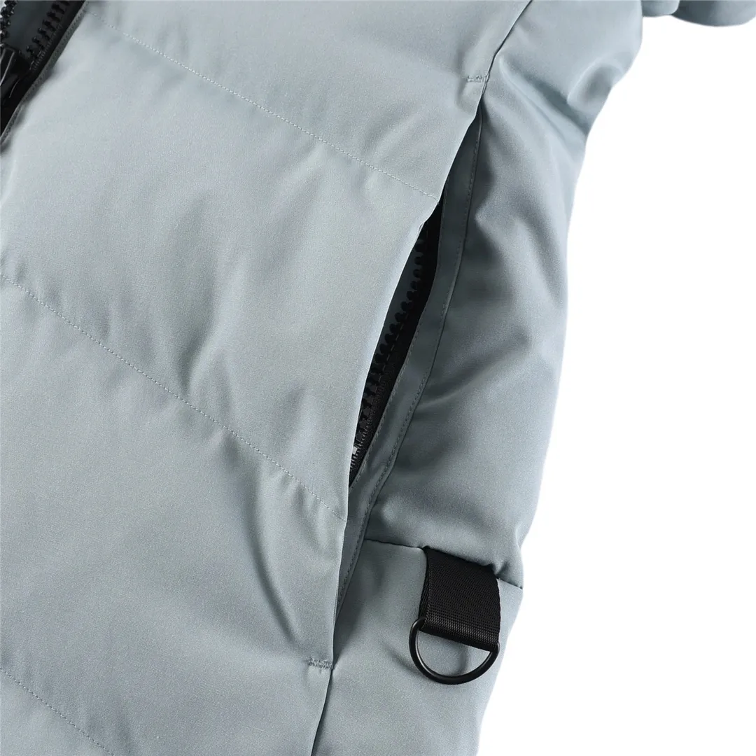 P880 High-end CANADA. GOOSE/Canada Goose Merritt mid-length women's parka down jacket. The top original replica version refers to the highest version in China (there is no one). The products produced by S factory must be high-quality (feel free to compare, if there are better products than mine, you can buy the clothes for free) 1⃣️Top replica: Made of 18-count polyester-cotton blended fabric imported from South Korea (genuine synchronous fabric), national standard 90 Guangdong Inspection white duck down, top original goose analysis We use custom-dyed embroidery thread to truly achieve a 100% reproduction of the trademark, ensuring that the embroidery thread is exactly the same as ZP, with zero color difference and full map letters, and 100% true to version reproduction! (We can guarantee that no one in our industry is more attentive and professional than us!) Analysis 3 (fabric): As we all know, the Canada Goose ZP fabric in previous years was a 21-count polyester-cotton washed, calendered and brushed fabric that was relatively hard. Last year and this year, dozens of authentic products purchased were all made of 18-count pure cotton fabrics, and we finally decided to use 18-count polyester cotton! (ZP synchronized fabric) Analysis 4 (Accessories): Domestic exclusive version of Velcro, one to one Y-shaped double hook original Velcro, YKK zipper, exclusive original workmanship of washed threaded down jacket!